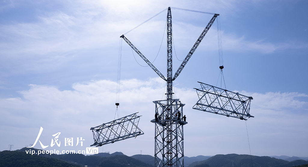 湖北巴东：高空组塔
