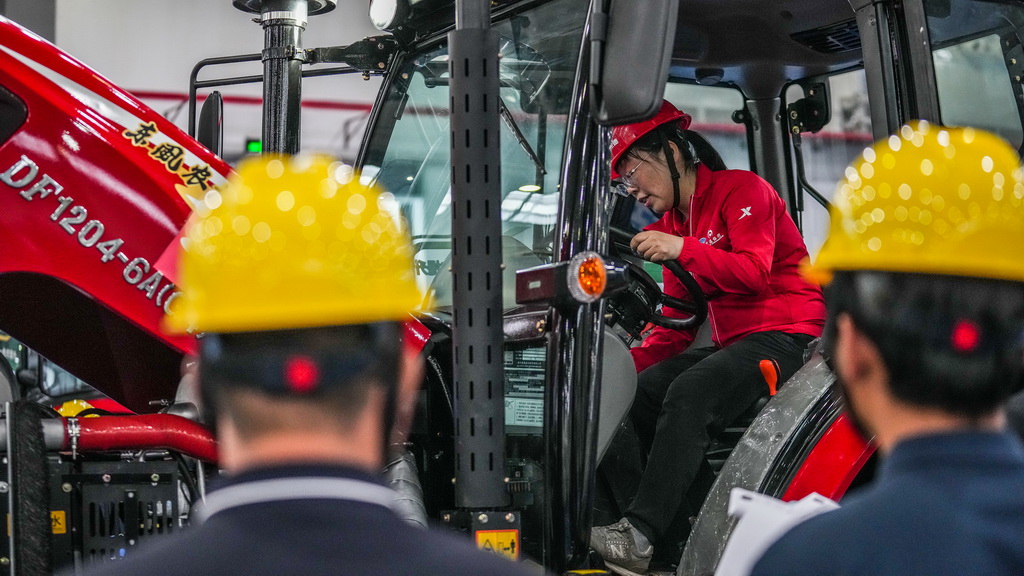这是5月8日拍摄的第二届全国乡村振兴职业技能大赛农机修理项目比赛现场。