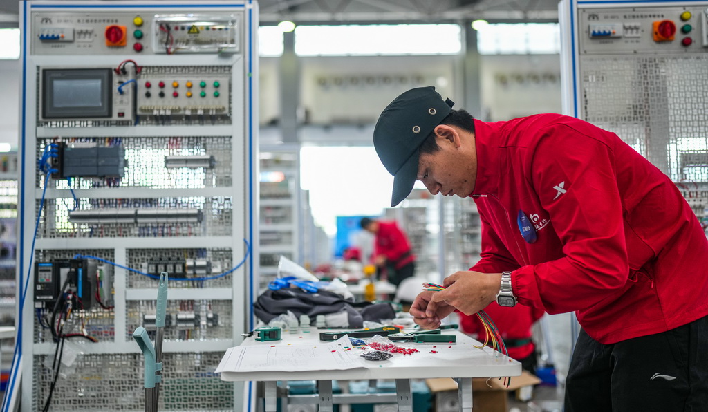 这是5月8日拍摄的第二届全国乡村振兴职业技能大赛电工项目比赛现场。