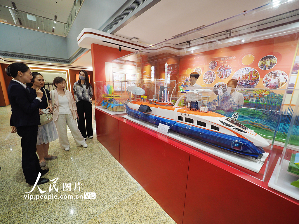 “祝福祖国 筑梦前行——国庆彩车模型展”在北京市档案馆开幕